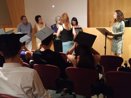 La directora de l'EESA CPD Marina Escoda adreçant-se a l'alumnat