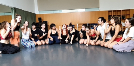 Exercici pantomímic de l'alumnat de 2n curs de teatre físic de l'ESAD a l'aula