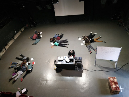 Imatge d'una classe del postgrau d'arts escèniques i educació a Vic aquest curs 2021-22