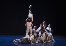 Imatge de la peça Σκύλλα amb alumnat de dansa contemporània del CPD, dels tallers lliures 2025. Imatge de Jordi Vidal