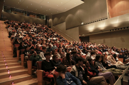 Estudiants i docents han omplert majoritàriament el teatre. Fotografia: Diputació de Barcelona