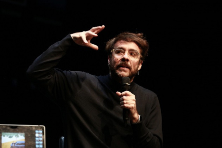 Marcos Morau en un moment de la seva intervenció. Fotografia: Diputació de Barcelona