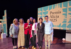 La directora d'IT Dansa Catherine Allard i les repetidores Nora Sitges-Sardà i Mathilde van de Meerendonk recullen el premi junt amb la resta de membres de l'equip Biterna
