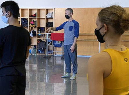 Gustavo Ramírez donant indicacions a l'equip d'IT Dansa