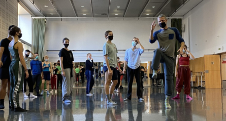 Gustavo Ramírez ensenyant la nova coreografia als ballarins d'IT Dansa