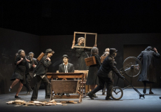 Imatge de l'espectacle "La classe morta" dirigit per Joan Cusó amb alumnat de 4t de teatre físic. Foto de Jordi Vidal