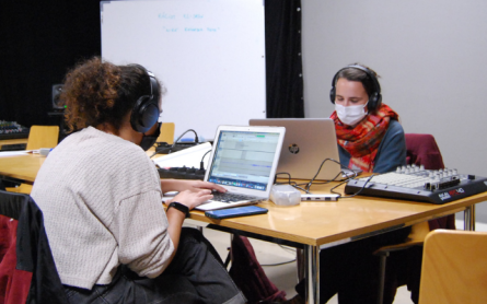 Alumnes al Laboratori d'audiovisuals