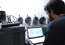 Un alumne editant so al Laboratori d'audiovisuals