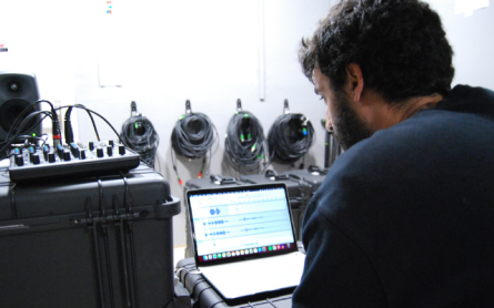 Un alumne editant so al Laboratori d'audiovisuals
