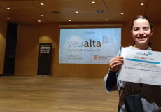 Lola Solvés durant la semifinal del concurs de Lectures en veu alta