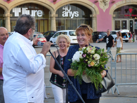Ignasi Roda entrega un ram de flors del diputat de cultura Juanjo Puigcorbé a Mercè Sampietro