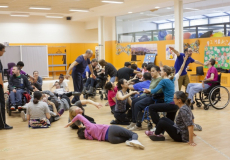 Taller de dansa inclusiva amb ASPACE. Fotografia de Roger Rosell